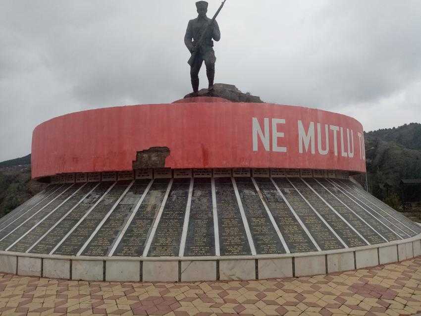 ŞEHİTLİK ONARILIYOR